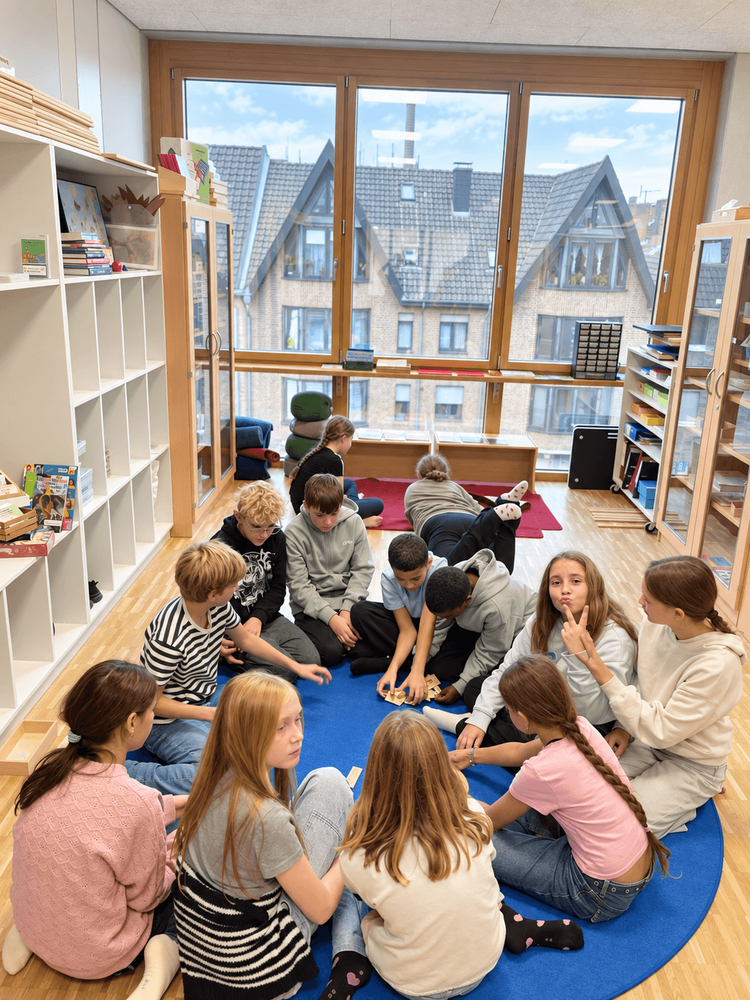 Bild-Montessori-Raum - Arbeit auf dem Teppich.png