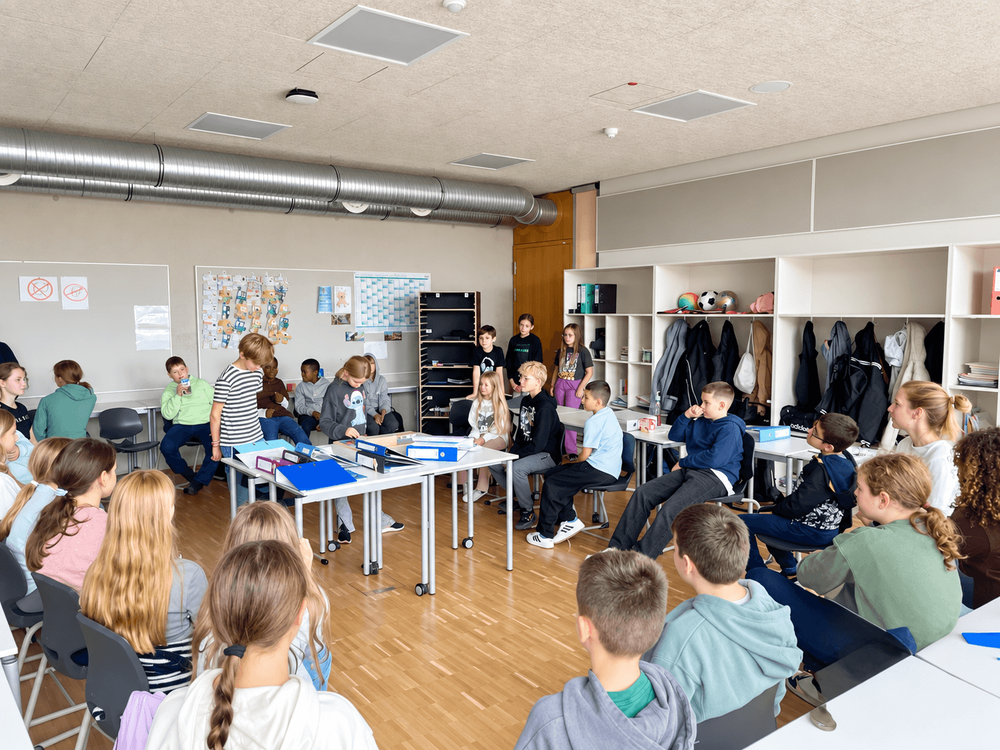 Bild-Montessori-Unterricht - Plenum.png